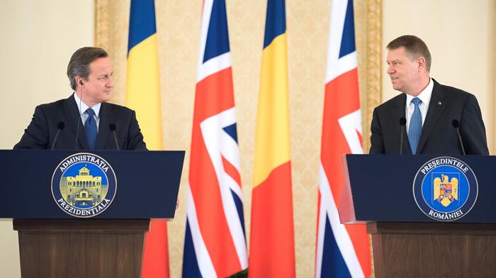 Premierul britanic David Cameron (st&acirc;nga) şi preşedintele Klaus Iohannis.