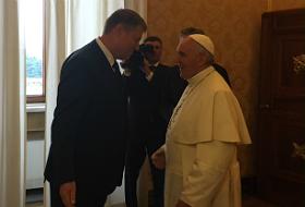 Președintele Klaus Iohannis (st&acirc;nga) și Papa Francisc (dreapta).