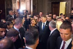 Preşedintele Klaus Iohannis şi, prima doamnă Carmen Iohannis, &icirc;n mijlocul rom&acirc;nilor din Italia.