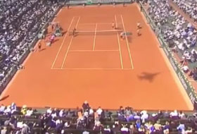 Umbra avionului filmată la Roland Garros.