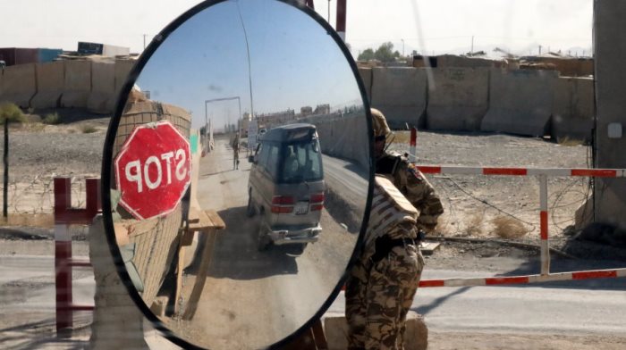 Dispozitiv de securitate la baza militară de la aeroportul din Kandahar, Afganistan.