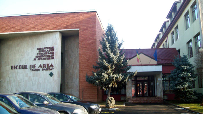 Liceul de Arte Sabin Păuța.