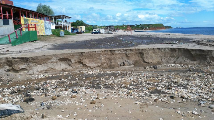 Plaja din Vama Veche distrusă de inundații.