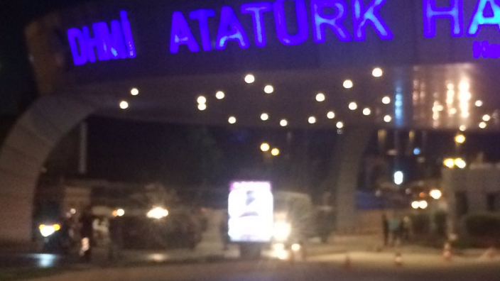 Imagini de la televiziunea turca arata cum tancurile au blocat accesul la aeroportul Ataturk din Istanbul.