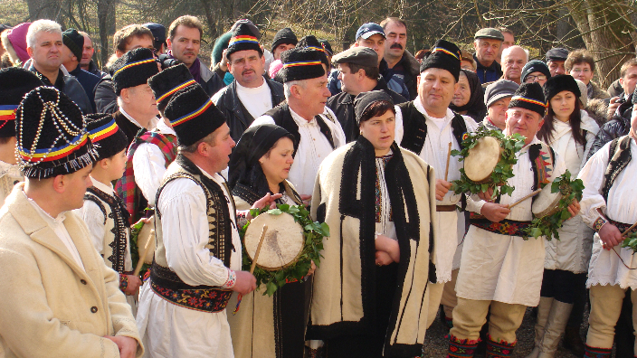 Locuitori din Săv&acirc;rşeni veniţi cu colindul la familia regală, decembrie 2010.