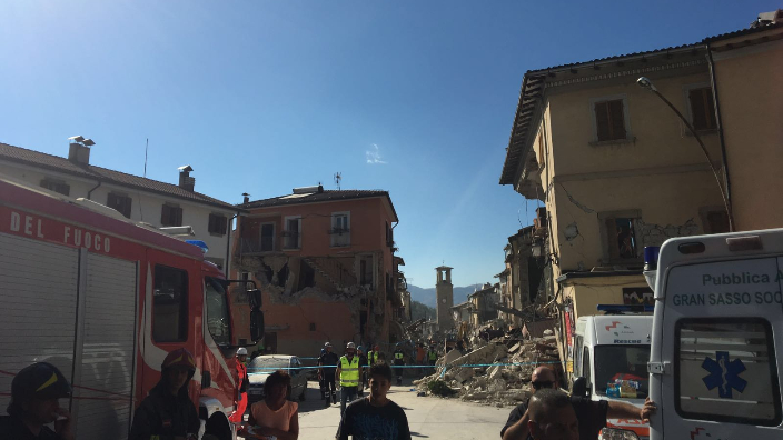 Echipe de salvatori la Amatrice - localitatea cea mai afectata de cutremurul din Italia.