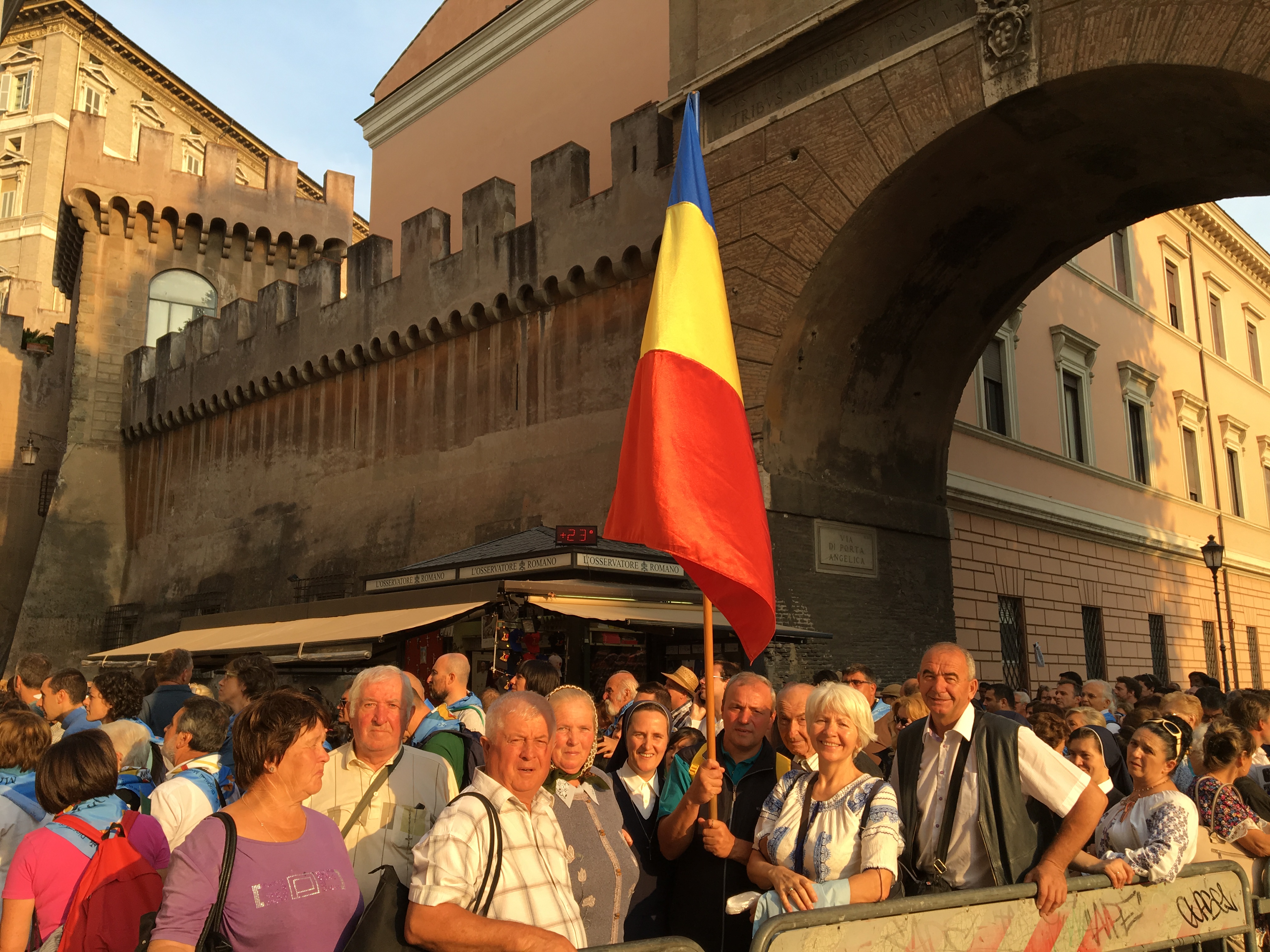 Pelerinii din Iași, aștept&acirc;nd să intre &icirc;n Piazza San Pietro, pentru a-l asculta si a primi binecuv&acirc;ntarea Papei Francisc.