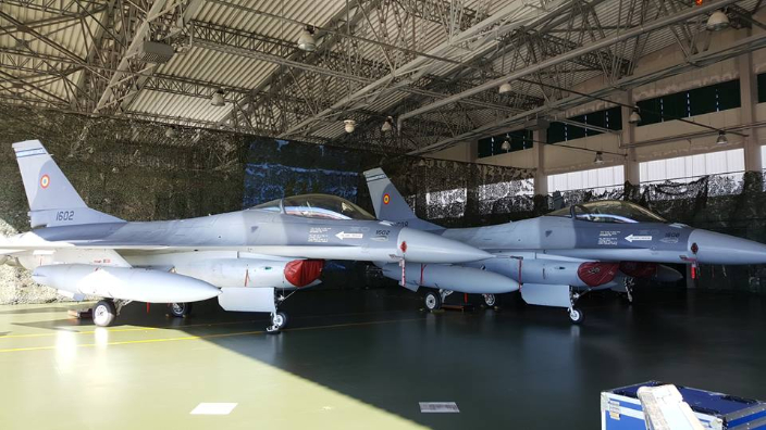Avioane de luptă de tip F-16.