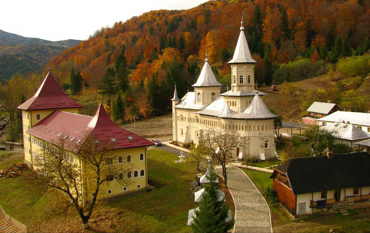  &Icirc;n special la sf&acirc;rșit de săptăm&acirc;nă,indiferent de anotimp, Mănăstirea Nechit este plină de pelerini din țară și din străinătate.