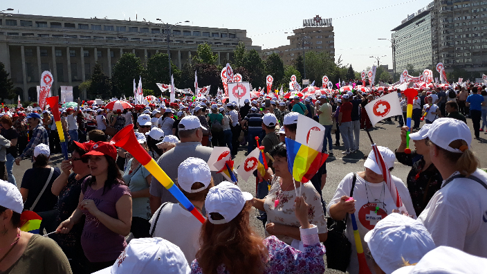 Cateva mii de membrii ai Federației SANITAS protestează &icirc;n Piața Victoriei.