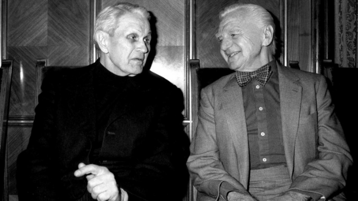 Corneliu Coposu (stg) si Ion Ratiu (dr), membrii ai Partidului National Taranesc Crestin si Democrat (PNTCD). (28 ianuarie 1990).