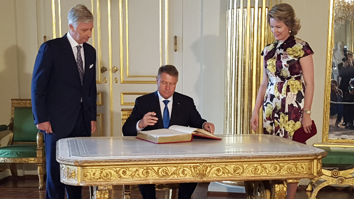 Regele Philippe al Belgiei (stg), Regina Mathilde (dr) şi președintele Klaus Iohannis (centru).
