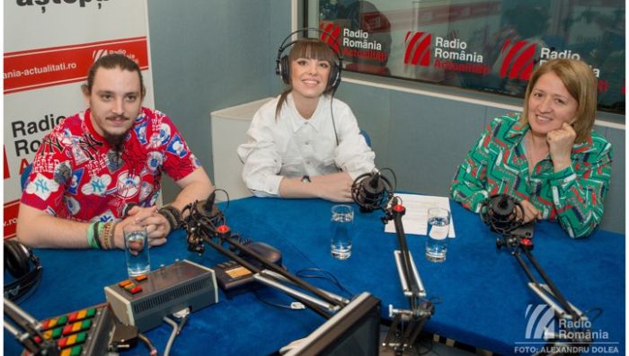 Ruxandra Anania și Vlad Isac, &icirc;n studioul Serviciului de noapte, alături de realizatoarea emisiunii, Maria Țoghină.