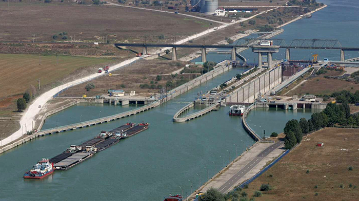  Canalul Dunăre-Marea Neagră. Secvenţă de la Agigea. Ecluza. Credit: /ro.wikipedia.org