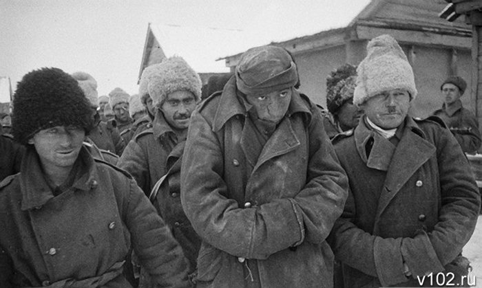  Prizonieri rom&acirc;ni la Stalingrad, februarie 1943. Credit: http://moldnova.eu/ro/soldatul-roman-umilit-indiferent-de-loc-si-de-timp-22773.html/