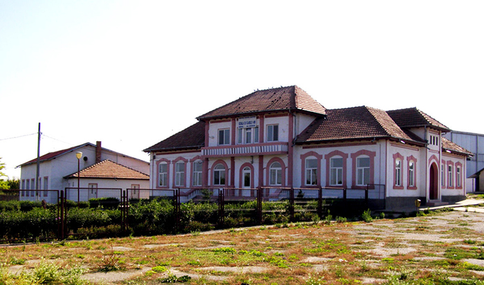  Localul Şcolii din Nisipari, fost Karatal, judeţul Consatanţa aşa cum arată astăzi, construită prin strădania familiei Valaori. Credit: https://www.techirghiol.com/
