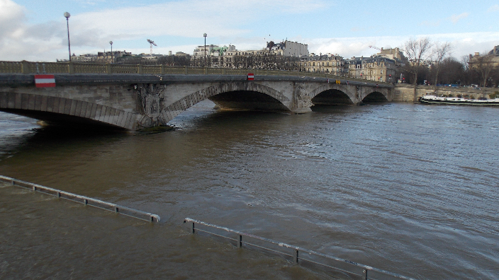 Circulaţia fluvială pe Sena a fost interzisă la Paris, pe mai multe tronsoane, pentru că ambarcaţiunile nu mai pot trece pe sub poduri, 4 februarie 2021.