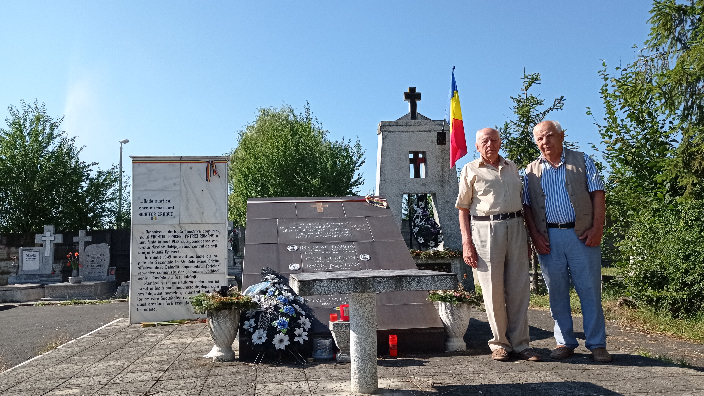 Președintele AFDPR Sibiu Luca Copăla (dreapta) și vicepreședintele AFDPR Sibiu Valentin Gligor la Monumentul grupării Nicolae Dabija și al luptătorilor anticomuniști din Sibiu.