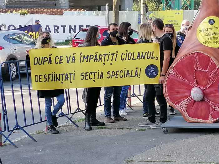  Membrii Declic, protest la intrarea &icirc;n Romexpo. FOTO: Adriana Turea.