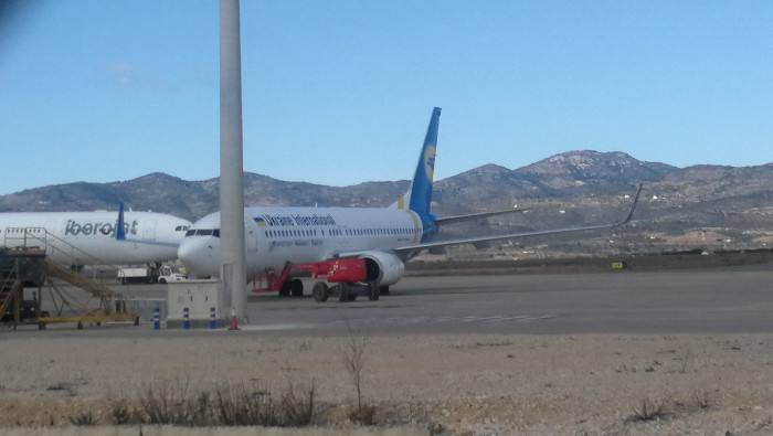  Ukrainian International Airlines &icirc;și mută avioanele in Spania pentru a le proteja. FOTO: Alin Petrică.