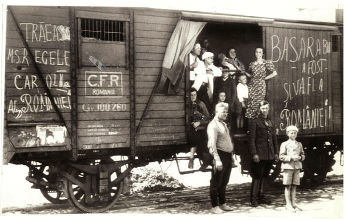 Rom&acirc;ni refugiaţi din basarabia. Anul 1940. Credit: muzeulvirtual.ro
