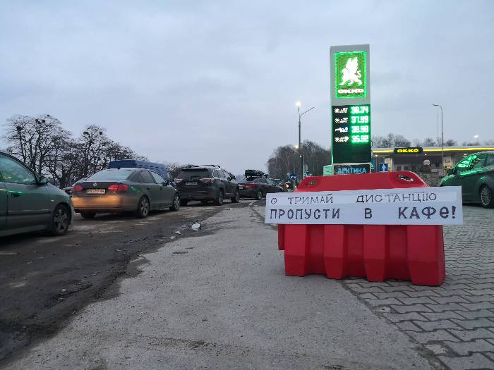  FOTO: Coadă la stațiile de alimentare cu combustibili. Sursa foto: Ilie Pintea.