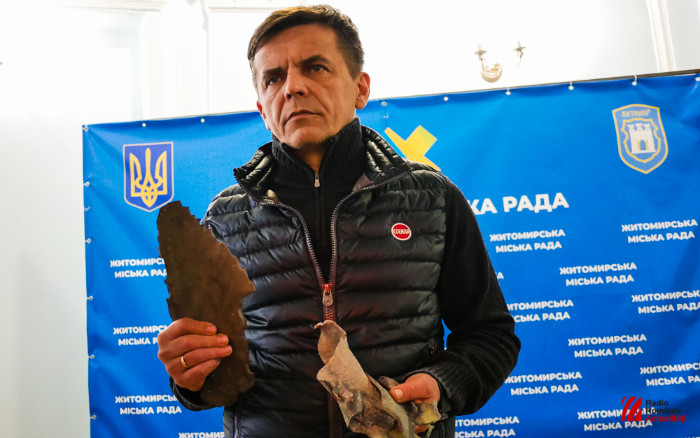  Serhiy Suhomlyn, primarul orașului J&icirc;tom&icirc;r, arată un fragment din racheta care a distrus școala. FOTO: Ilie Pintea.