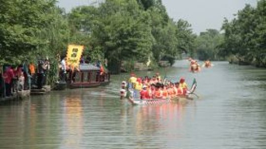 Festivalul bărcilor-dragon în Hangzhou 