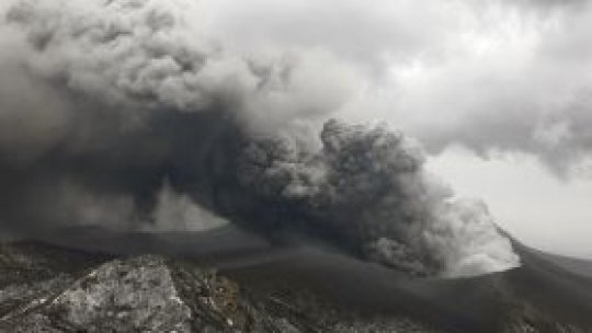 Erupţia unui vulcan japonez afecteză traficul din zonă