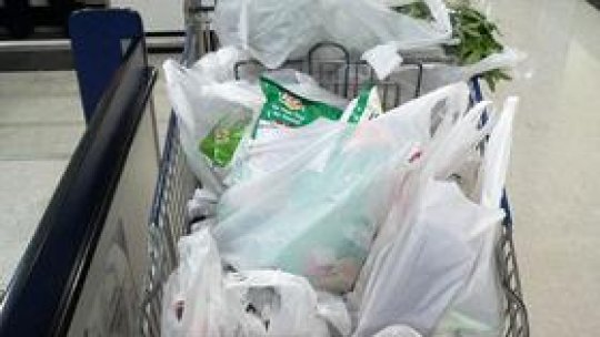 Cât costă o pungă de plastic la supermarket?