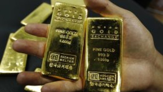 Preţul aurului scade cu aproape zece procente
