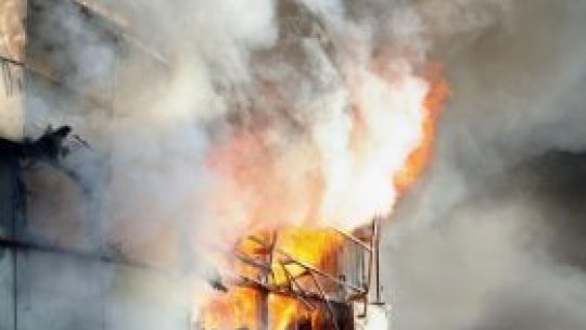 Incendiu puternic la o clădire de birouri din Capitală