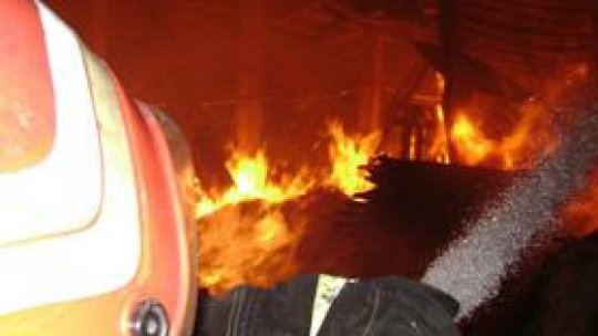 De ziua lor, pompierii din Vâlcea se luptă cu flăcările