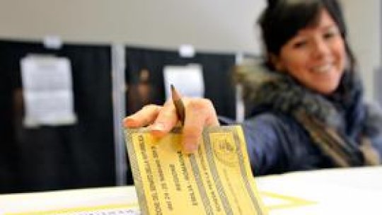 Italienii ies la vot pentru a doua zi consecutiv