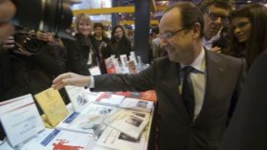 François Hollande, la standul României de la Salonul de Carte