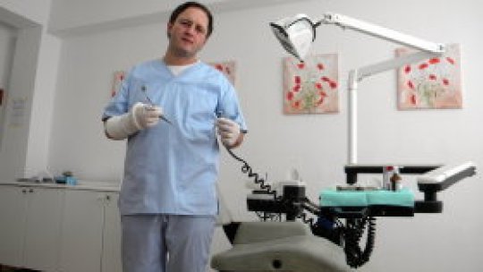Dentistul care tratatează pacienţii cu "artă"