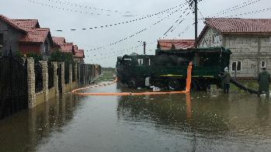 Inundații în judeţul Timiş: pompierii înalţă diguri în comuna Gătaia