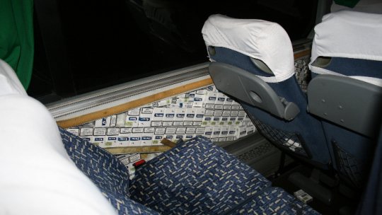 Autocar "tapetat" cu tigari de contrabanda, descoperit la Albita