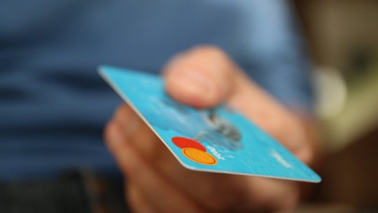 Românii folosesc tot mai mult plata cu cardul