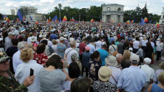 10.000 de oameni protestează în centrul Chişinăului