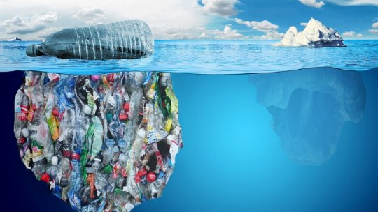 Plasticul ce poluează mările şi oceanele