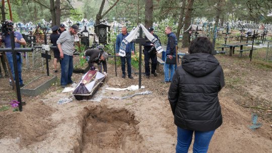 Kiev: Autoritățile continuă exhumările pentru a documenta crimele de război