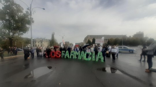 Protest al farmaciștilor în Piața Victoriei din Capitală