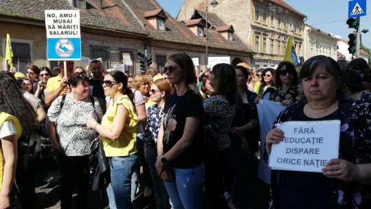 Protest al profesorilor in fata Prefecturii Sibiu