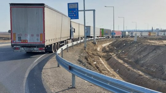 Pe centura orașului Giurgiu sunt cozi mari de camioane, dar drumul din beton rezistă