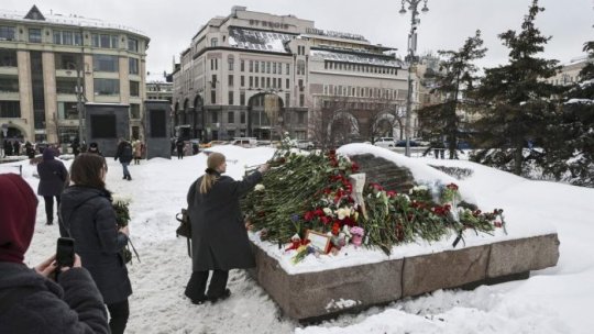 Cel puţin 200 de persoane au fost arestate în timp ce aduceau flori la monumente improvizate pentru Aleksei Navalnîi, la Sankt Petersburg în Rusia