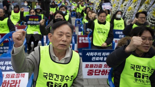 Guvernul sud-coreean a ameninţat medicii cu suspendarea licenţei de practică dacă nu renunţă la grevă