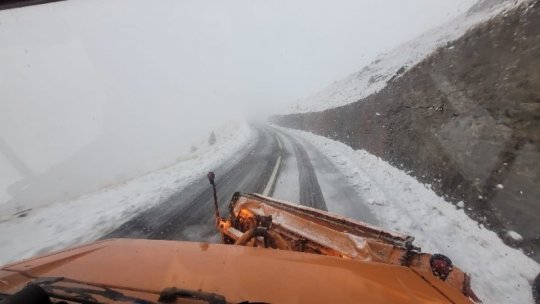 Drumarii continuă deszăpezirea Transfăgărăşanului