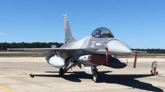 Piloţii români care zboară pe avioane F-16 au exersat realimentarea în aer