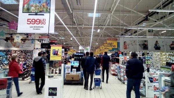 Dezbatere: Marile magazine descurajează producătorii români de alimente